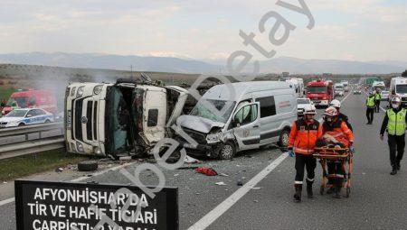 Afyonkarahisar’da tır ve hafif ticari çarpıştı: 2 yaralı