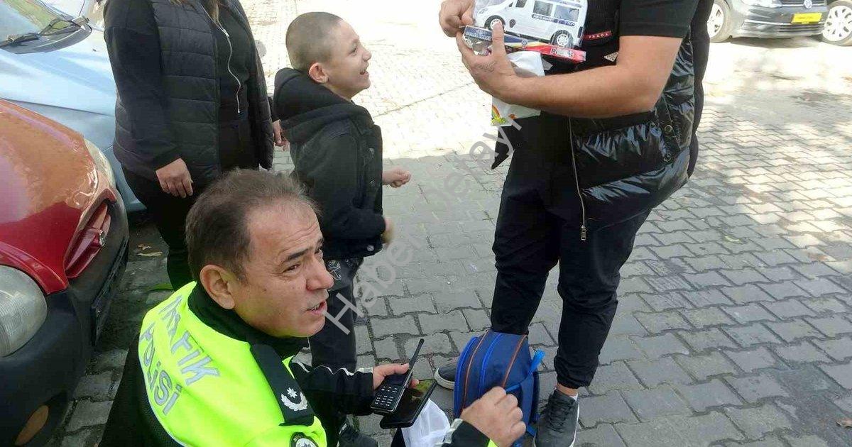 "Muğla'da Trafik Denetiminde Yürek Isıtan Görüntü: Müdür Haçan'dan Anlamlı Hediye" başlıklı haber iç