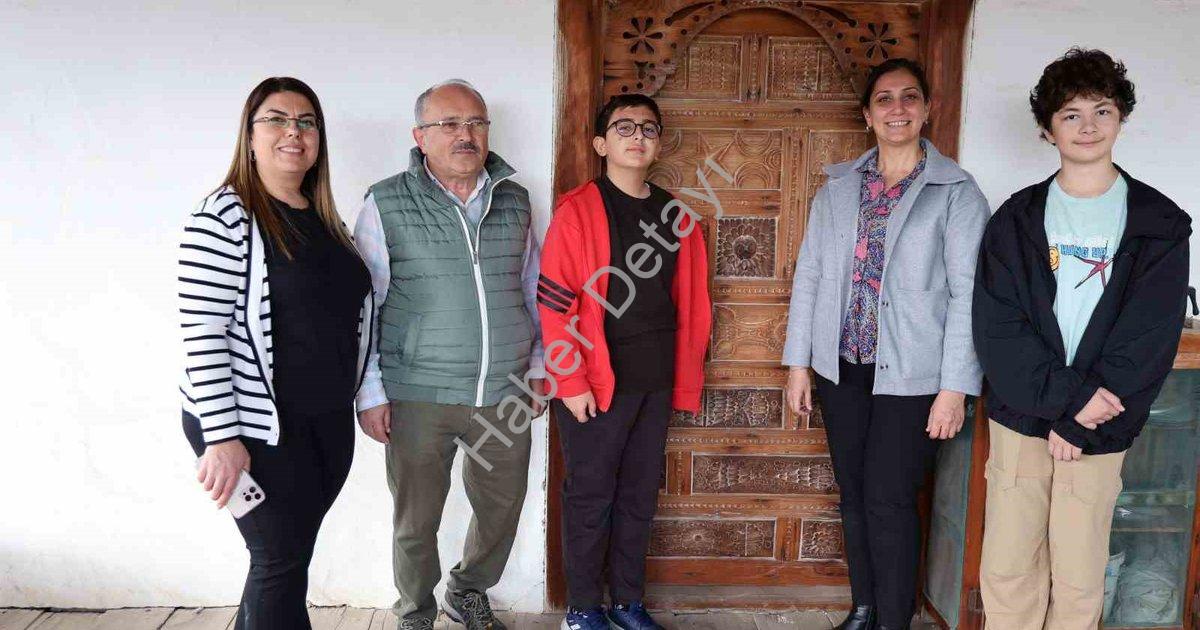 "Muğla'nın Kültürel Mirası Katrancı Evleri İçin Örnek Proje" başlıklı haber için fotorealistik, prof