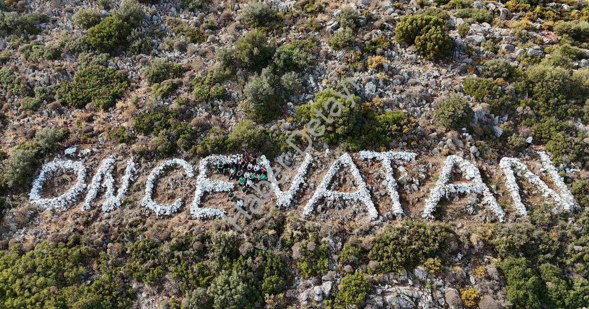 "Datça'da Gençlerden Alkışlanacak Hareket: Simgesel Yazı Yenilendi" başlıklı haber için fotorealisti