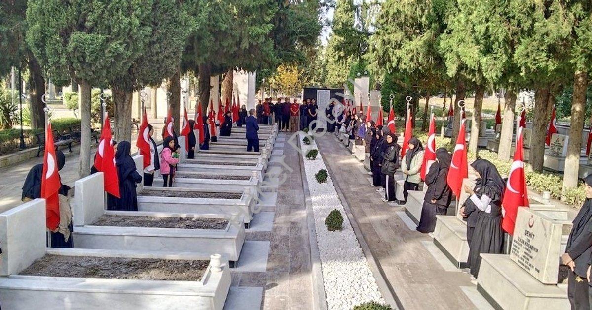 "Denizli'de 24 Kasım Hüznü: Şehit Öğretmenler Dualarla Yâd Edildi" başlıklı haber için fotorealistik