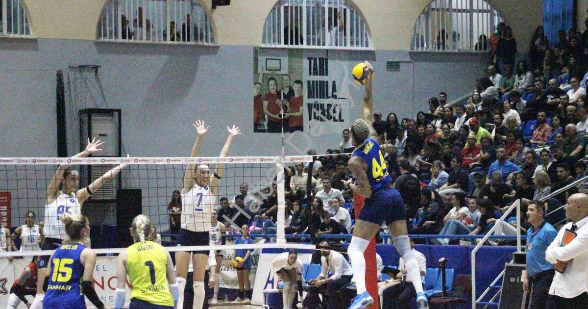 "Fenerbahçe Aydın'da Geri Döndü: Setlerde Nefes Kesen Mücadele" başlıklı haber için fotorealistik, p