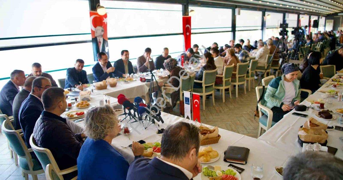 "Kuşadası'na Bütçe Şoku: Turizm Yatırımı İçin Sıfır Pay Ayrıldı" başlıklı haber için fotorealistik,