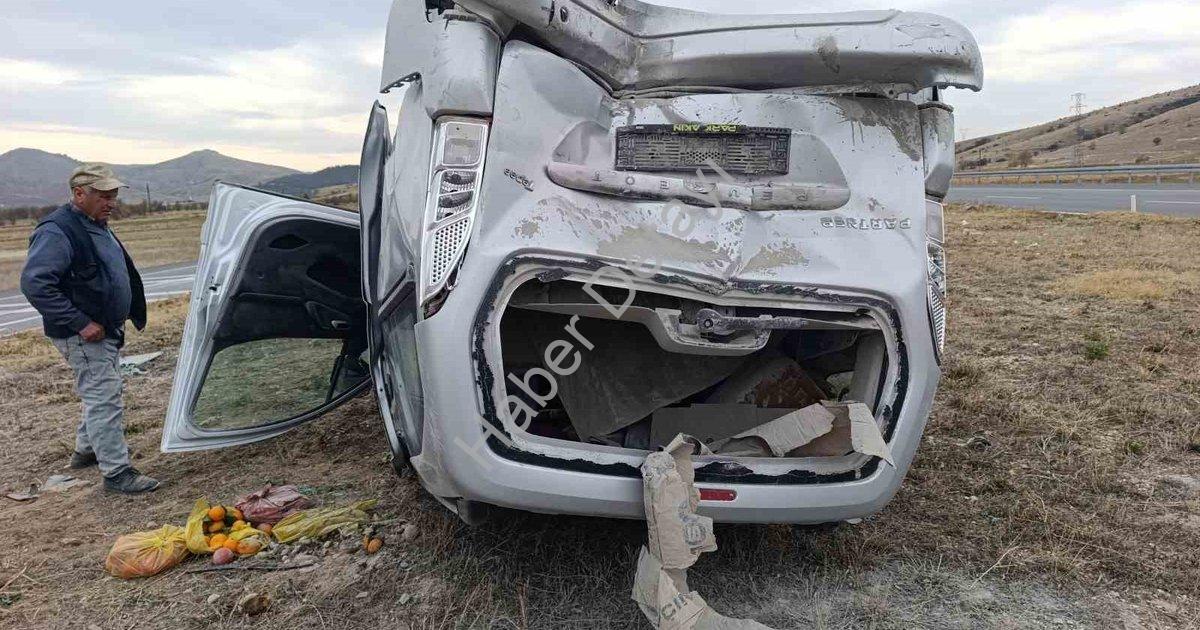 "Afyonkarahisar'da Korkutan Kaza: İki Ticari Araç Çarpıştı, 7 Yaralı" başlıklı haber için fotorealis