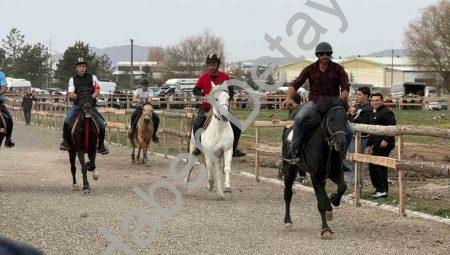 Tavşanlı’da Atlar Şampiyonluk İçin Koştu: Yarışların Galibi Belli Oldu