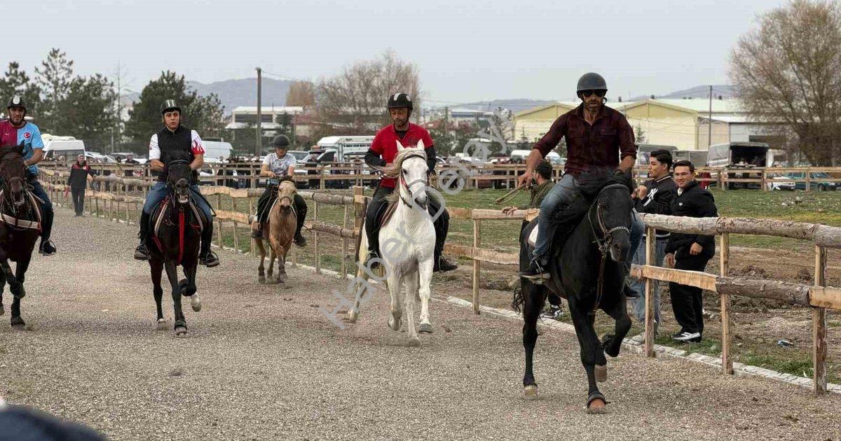 "Tavşanlı'da Atlar Şampiyonluk İçin Koştu: Yarışların Galibi Belli Oldu" başlıklı haber için fotorea