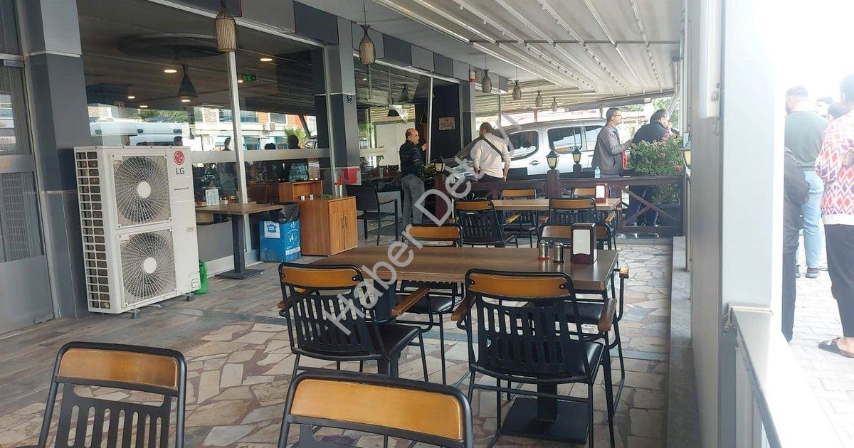 "Aydın'da Akıl Almaz Kaza: 15'lik Sürücü Dükkana Girdi, 1 Yaralı" başlıklı haber için fotorealistik,