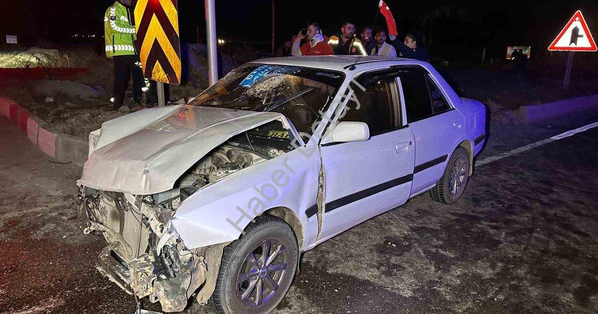 "Uşak'ta Kavşak Kana Bulandı: Bebek Dahil 10 Kişi Yaralandı" başlıklı haber için fotorealistik, prof
