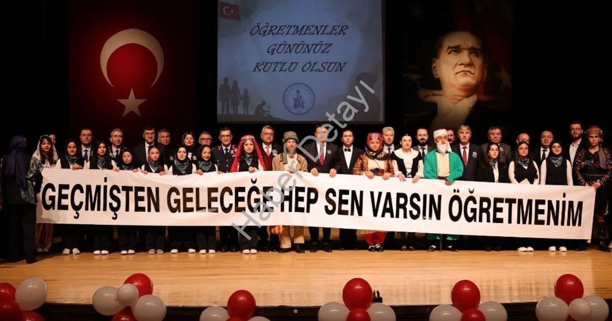"Kütahya'da Öğretmenler Günü Coşkuyla Kutlandı" başlıklı haber için fotorealistik, profesyonel bir h