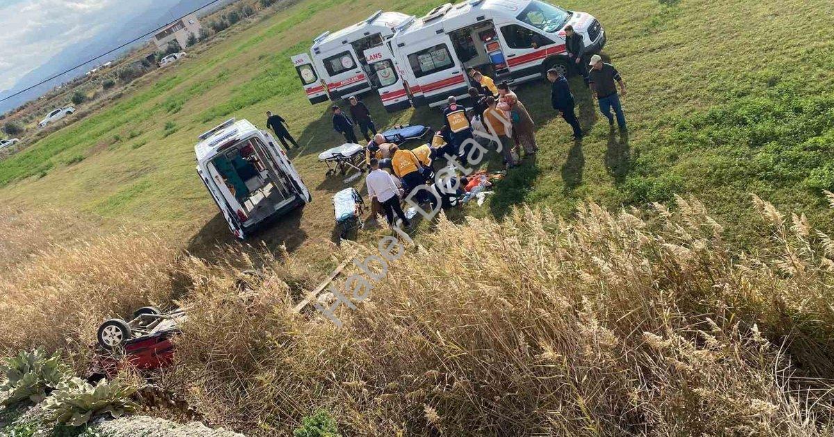 "Manisa'da Araç Tarlaya Devrildi: 5 Kişi Yaralandı" başlıklı haber için fotorealistik, profesyonel b