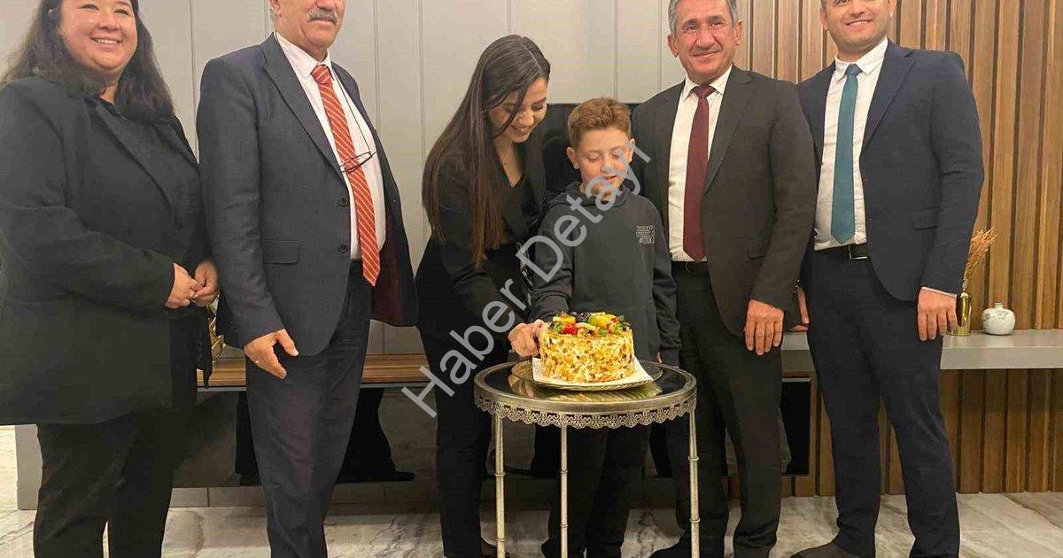 "Menteşe'de Öğretmenlere Unutulmaz 'Çifte Kutlama'" başlıklı haber için fotorealistik, profesyonel b