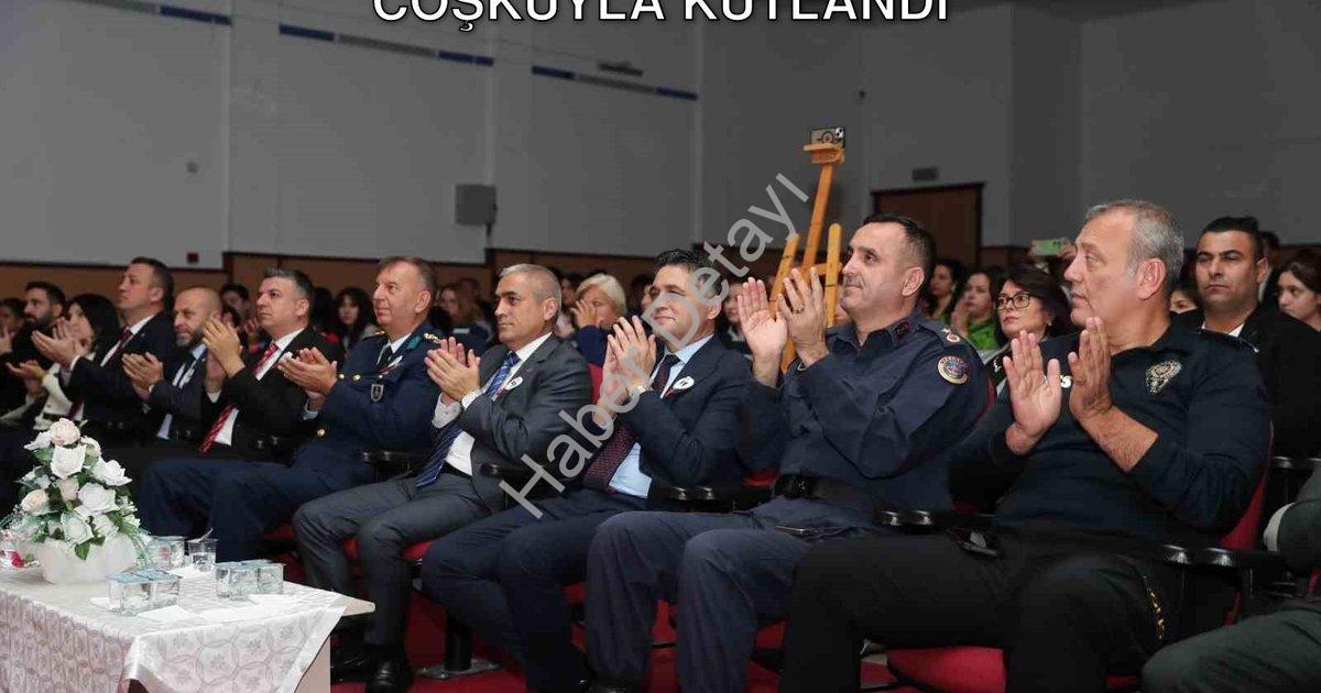 "Aliağa’da 24 Kasım Öğretmenler Günü Coşkuyla Kutlandı" başlıklı haber için fotorealistik, profesyon