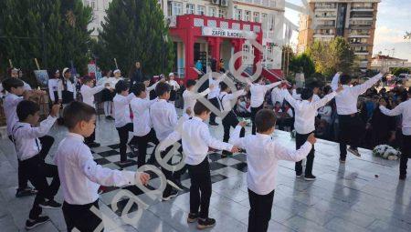 Nazilli’de Öğretmenler Günü Zeybek Gösterisiyle Kutlandı