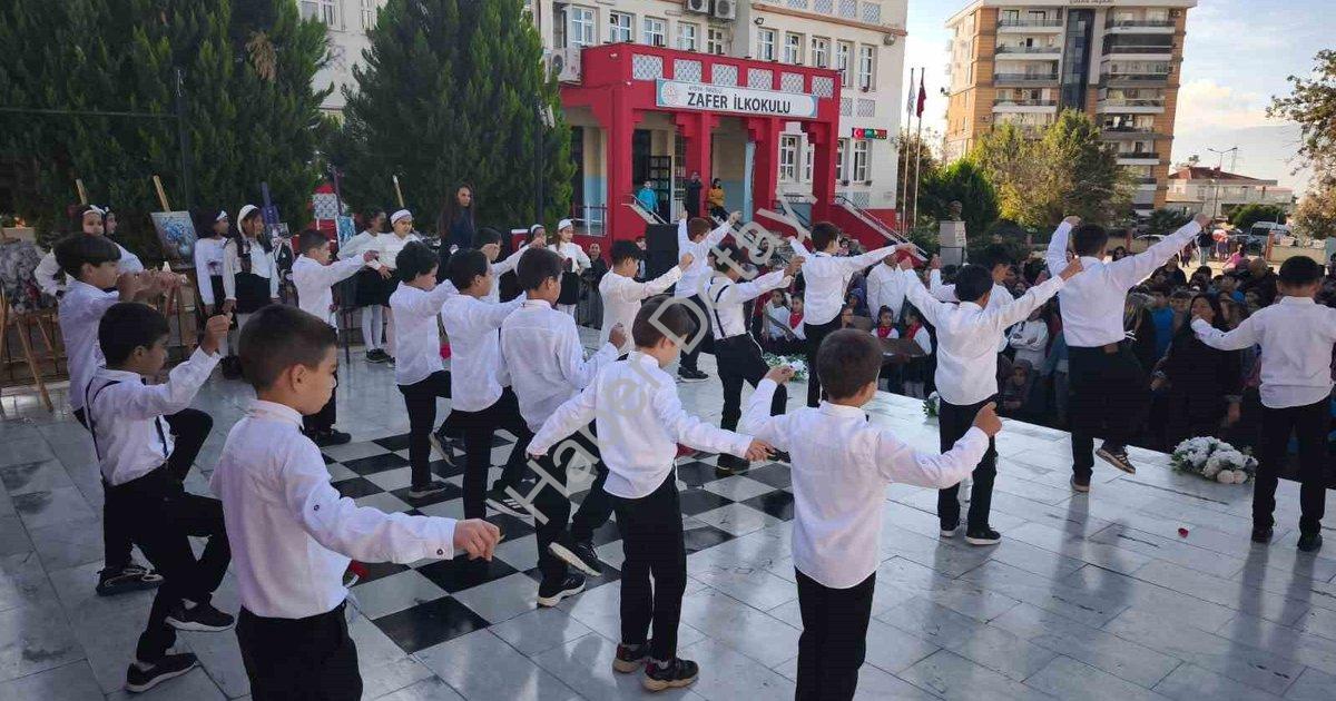 "Nazilli’de Öğretmenler Günü Zeybek Gösterisiyle Kutlandı" başlıklı haber için fotorealistik, profes