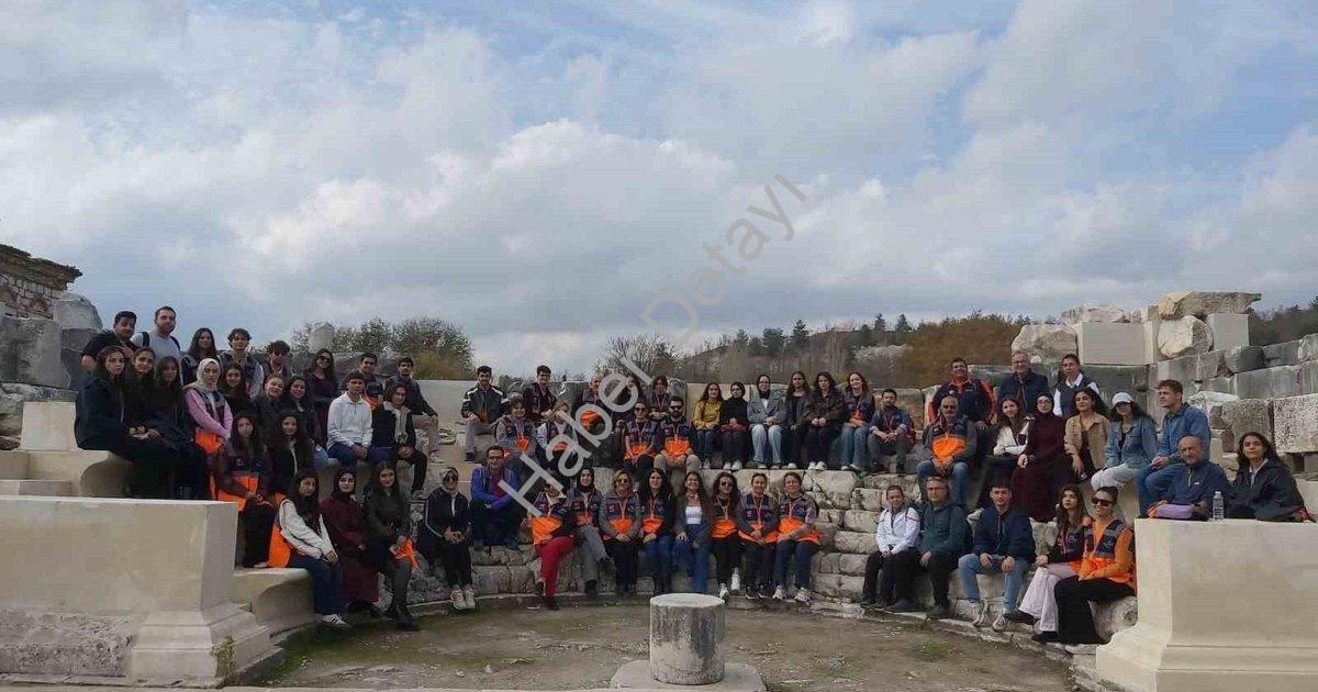 "AFAD gönüllüleri Stratonikeia’da tarihle nefes aldı" başlıklı haber için fotorealistik, profesyonel