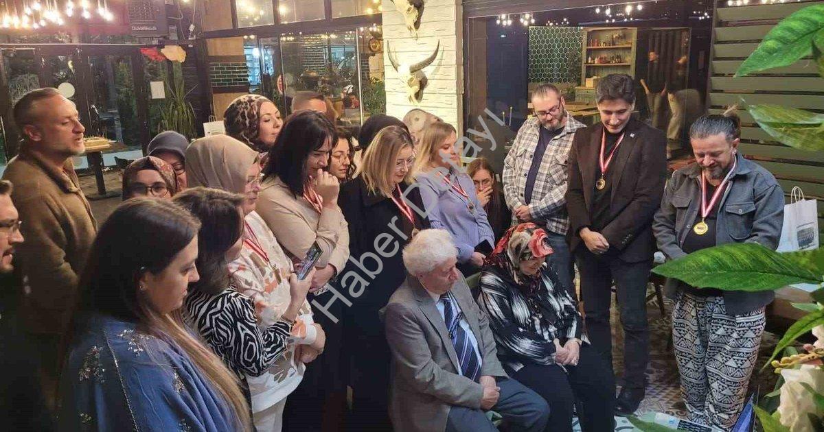 "Eski öğrencilerinden emekli öğretmene duygu yüklü buluşma" başlıklı haber için fotorealistik, profe