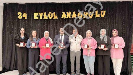 Afyonkarahisar’da muhtardan öğretmenlere anlamlı plaket