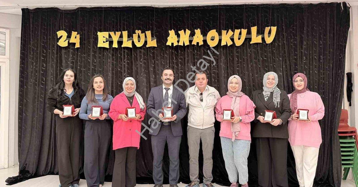 "Afyonkarahisar’da muhtardan öğretmenlere anlamlı plaket" başlıklı haber için fotorealistik, profesy
