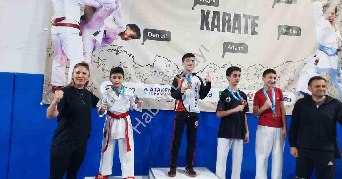 "Aliağa Demir Spor Karate Takımı Denizli'den 4 Madalyayla Döndü" başlıklı haber için fotorealistik,