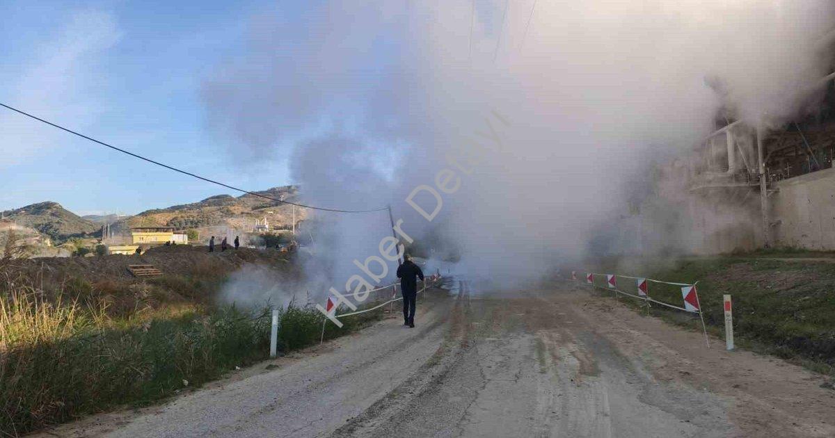"Aydın Germencik'te Korkutan Jeotermal Patlaması: Yol Ulaşıma Kapandı" başlıklı haber için fotoreali