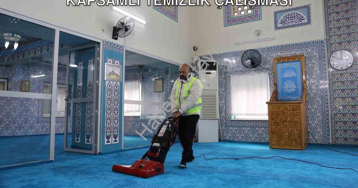 "Yunusemre Belediyesi'nden Camilerde Kapsamlı Temizlik Çalışması" başlıklı haber için fotorealistik,