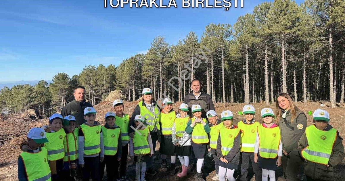 "Aydın Çine'de Minik Eller Doğayla Buluştu: Yeşil Vatan İçin Fidanlar Toprakla Birleşti" başlıklı ha