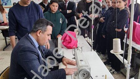 Sarıgöl Kaymakamı Dalak Öğrencilerle Atölyede: Hem Dikiş Dikti Hem Çapaladı