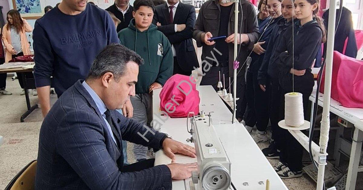 "Sarıgöl Kaymakamı Dalak Öğrencilerle Atölyede: Hem Dikiş Dikti Hem Çapaladı" başlıklı haber için fo