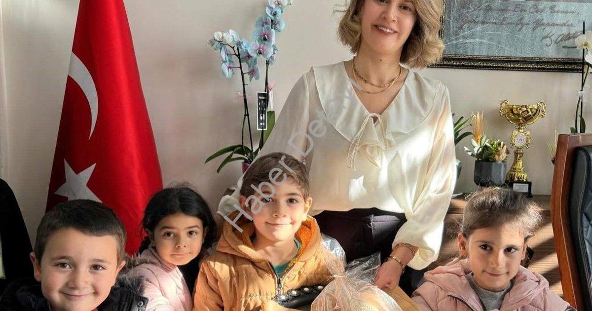 "Altıntaşlı Miniklerden Müdür Sinan’a El Emeği Sürpriz" başlıklı haber için fotorealistik, profesyon